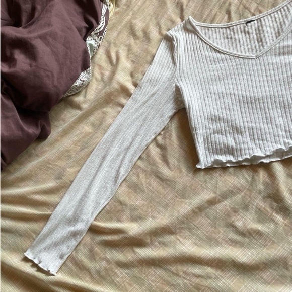 White Crop V-neck - Picture 2 of 2